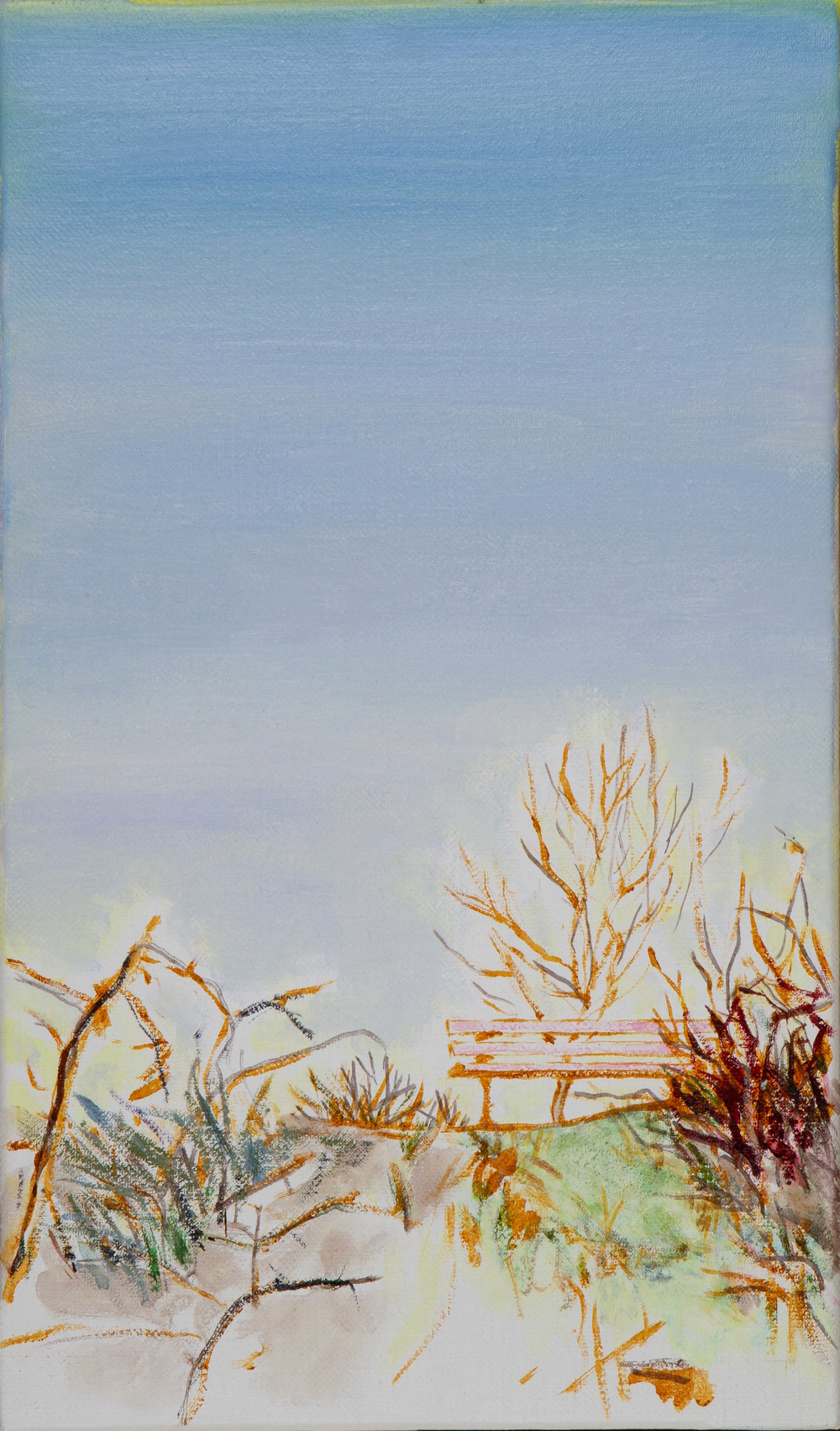 Hügel mit Bank und Weg vor blauem Himmel