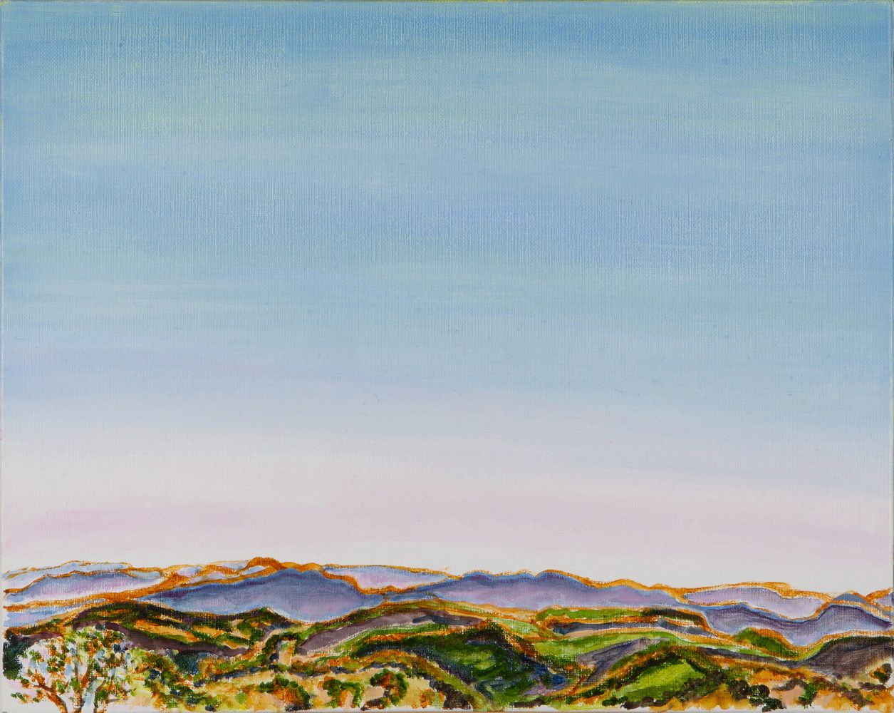 Französische Berghügel mit blauem Himmel